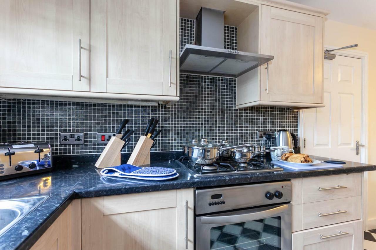 4 Bed Home, Driveway Parking Ideally Located In Latchford, Warrington - Executive St Marys House Extérieur photo